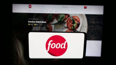 Stuttgart, Almanya - 08-20-2025: ABD kablolu televizyon kanalı Food Network 'ün logosu olan cep telefonu web sayfası önünde ekranda. Telefon ekranına odaklan.