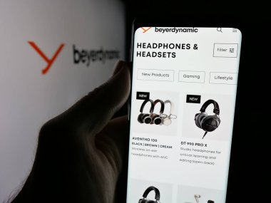 Stuttgart, Almanya - 08-20-2025: Alman şirketinin beyerdynamic GmbH Co. KG web sayfası bulunan cep telefonu logosu önünde ekranda. Telefon ekranının merkezine odaklan.