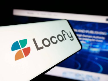 Stuttgart, Almanya - 08-20-2025: İnternet sitesinin önünde ekranda Locafy Ltd. adlı çevrimiçi pazarlama şirketinin logosuna sahip akıllı telefon. Telefon ekranının soluna odaklan.