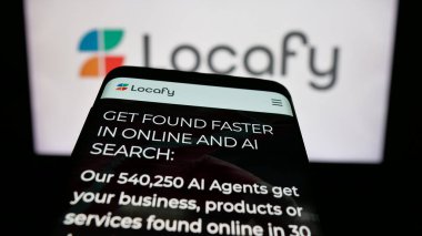 Stuttgart, Almanya - 08-20-2025: Locafy Ltd. adlı çevrimiçi pazarlama şirketinin web sitesiyle birlikte cep telefonu logonun önünde ekranda. Telefon ekranının sol üst kısmına odaklan.