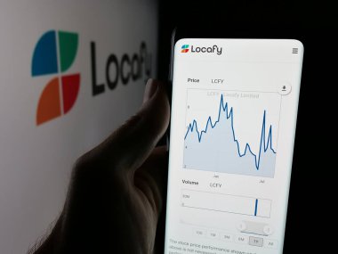 Stuttgart, Almanya - 08-20-2025: Locafy Ltd. adlı çevrimiçi pazarlama şirketinin internet sayfası olan cep telefonu logonun önünde ekranda. Telefon ekranının merkezine odaklan.
