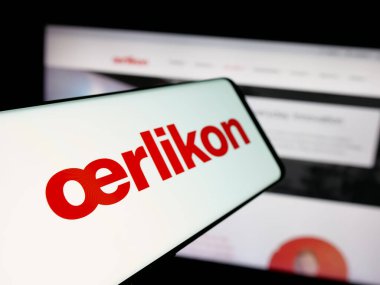 Stuttgart, Almanya - 08-20-2025: İsviçreli OC Oerlikon Corporation AG şirketinin logosuna sahip akıllı telefon web sitesinin önünde ekranda. Telefon ekranının soluna odaklan.