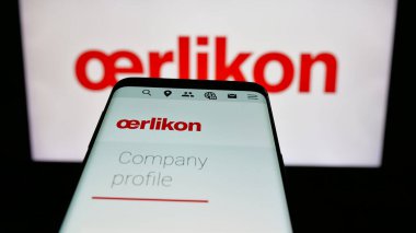 Stuttgart, Almanya - 08-20-2025: İsviçre 'li OC Oerlikon Corporation AG şirketinin web sitesi logo önünde ekranda. Telefon ekranının sol üst kısmına odaklan.