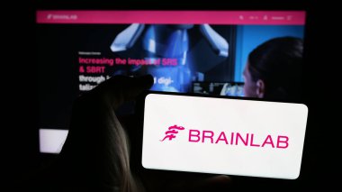 Stuttgart, Almanya - 08-20-2025: Alman tıp teknoloji şirketi Brainlab SE 'nin logosunun bulunduğu cep telefonu web sayfasının önünde ekranda. Telefon ekranına odaklan.