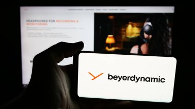 Stuttgart, Almanya - 08-20-2025: Alman şirketinin katmandinamik GmbH Co. KG logosuna sahip cep telefonu web sayfası önünde ekranda. Telefon ekranına odaklan.