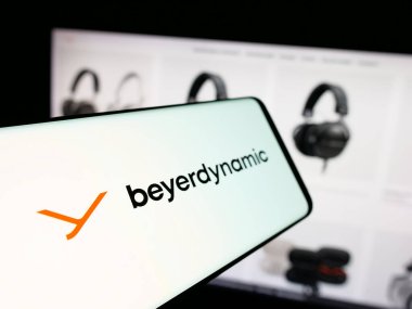 Stuttgart, Almanya - 08-20-2025: Alman şirketinin katerdinamik GmbH Co. KG logosuna sahip akıllı telefon web sitesinin önünde ekranda. Telefon ekranının merkez soluna odaklan.