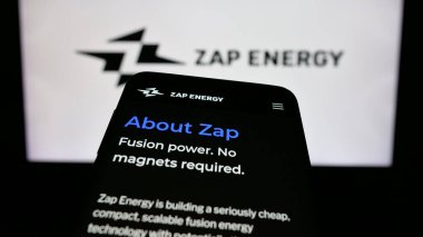 Stuttgart, Almanya - 08-21-2025: ABD 'li füzyon enerji şirketi Zap Energy Inc.' nin web sitesiyle birlikte cep telefonu logonun önünde ekranda. Telefon ekranının sol üst kısmına odaklan.