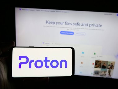 Stuttgart, Almanya - 08-21-2025: İsviçreli teknoloji şirketi Proton AG 'nin logosunu taşıyan kişi web sitesinin önünde ekranda. Telefon ekranına odaklan.