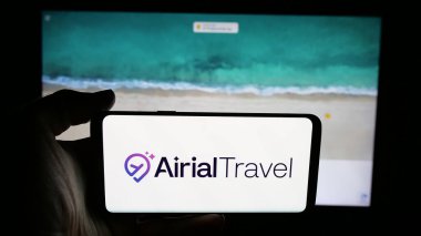Stuttgart, Almanya - 08-21-2025: Yapay zeka şirketi Airial Travel 'in logosunun bulunduğu cep telefonu web sayfası önünde ekranda. Telefon ekranına odaklan.
