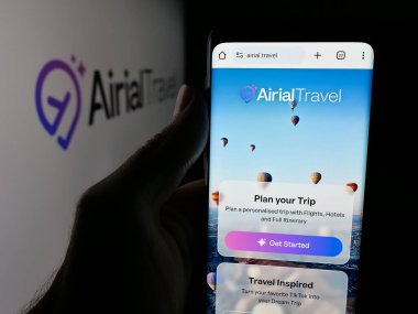 Stuttgart, Almanya - 08-21-2025: Yapay zeka şirketi Airial Travel 'in web sayfası olan akıllı telefon sahibi kişi logonun önünde ekranda. Telefon ekranının merkezine odaklan.