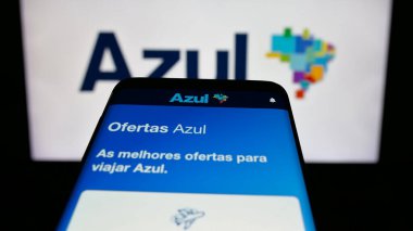 Stuttgart, Almanya - 08-21-2025: Havayolu şirketi Azul Linhas Aereas Brasileiras 'ın web sitesinin bulunduğu cep telefonu logonun önünde ekranda. Telefon ekranının sol üst kısmına odaklan.