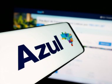 Stuttgart, Almanya - 08-21-2025: Web sitesi önünde Azul Linhas Aereas Brasileiras havayolu logosu bulunan akıllı telefon. Telefon ekranının merkez soluna odaklan.
