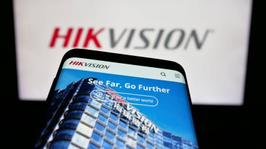 Stuttgart, Almanya - 08-22-2025: Logonun önünde ekranda Hangzhou Hikvision Dijital Teknoloji web sitesi bulunan cep telefonu. Telefon ekranının sol üst kısmına odaklan.