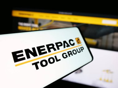 Stuttgart, Almanya - 08-22-2025: Web sitesinin önünde ekranda ABD 'li araç şirketi Enerpac Tool Group Corp.' un logosuna sahip akıllı telefon. Telefon ekranının soluna odaklan.