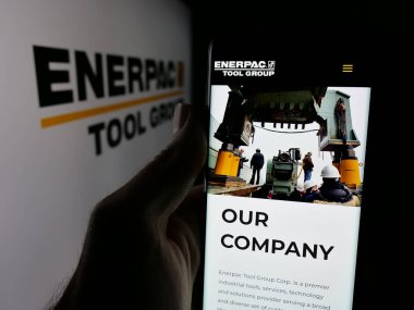 Stuttgart, Almanya - 08-22-2025: ABD 'li araç şirketi Enerpac Tool Group Corp' un web sayfasını elinde tutan kişi logonun önünde ekranda. Telefon ekranının merkezine odaklan.