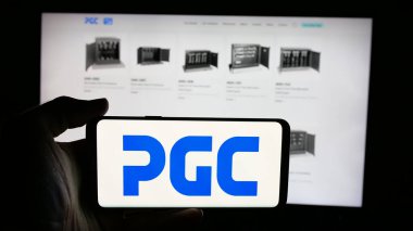 Stuttgart, Almanya - 08-22-2025: Web sayfası önünde ekranda ABD 'li Power Grid Components Inc. (PGC) şirketinin logosunun bulunduğu cep telefonu bulunmakta. Telefon ekranına odaklan.