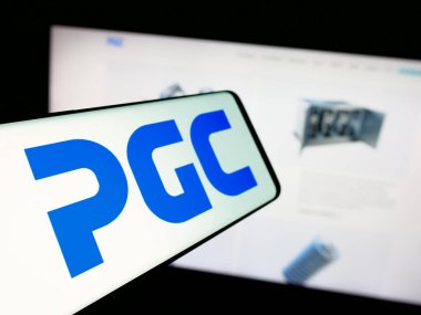 Stuttgart, Almanya - 08-22-2025: İnternet sitesi önünde ekranda ABD 'li Power Grid Components Inc. (PGC) şirketinin logosuna sahip akıllı telefon. Telefon ekranının merkez soluna odaklan.
