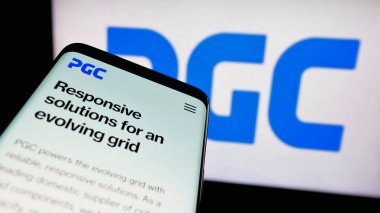 Stuttgart, Almanya - 08-22-2025: ABD 'li Power Grid Components Inc. (PGC) şirketinin web sitesiyle birlikte cep telefonu logonun önünde ekranda. Telefon ekranının sol üst kısmına odaklan.