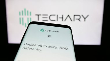 Stuttgart, Almanya - 08-22-2025: İngiliz bilişim şirketi Techary Holding Limited 'in web sitesiyle birlikte cep telefonu logonun önünde ekranda. Telefon ekranının sol üst kısmına odaklan.