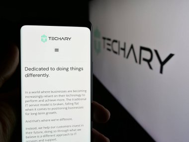 Stuttgart, Almanya - 08-22-2025: İngiliz bilişim şirketi Techary Holding Limited 'in web sayfası olan cep telefonu logonun önünde ekranda. Telefon ekranının merkezine odaklan.