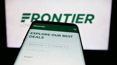 Stuttgart, Almanya - 08-22-2025: ABD 'li havayolu şirketi Frontier Airlines Inc.' in web sitesiyle birlikte logo önünde ekranda. Telefon ekranının sol üst kısmına odaklan.
