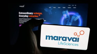 Stuttgart, Almanya - 08-22-2025: İnternet sayfası önünde ekranda Maravai Lifesciences Holding Inc. şirketinin logosunun bulunduğu cep telefonu sahibi kişi. Telefon ekranına odaklan.