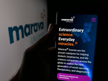 Stuttgart, Almanya - 08-22-2025: Maravai Lifesciences Holding Inc. şirketinin web sayfası olan kişi logonun önünde ekranda. Telefon ekranının merkezine odaklan.