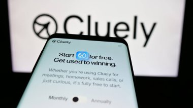 Stuttgart, Almanya - 08-22-2025: ABD 'li AI yardımcı şirketi Cluely Inc.' in web sitesiyle birlikte cep telefonu logonun önünde ekranda. Telefon ekranının sol üst kısmına odaklan.