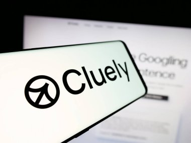 Stuttgart, Almanya - 08-22-2025: Web sitesinin önündeki ekranda US AI yardımcı şirketi Cluely Inc. 'in logosuna sahip akıllı telefon. Telefon ekranının merkez soluna odaklan.
