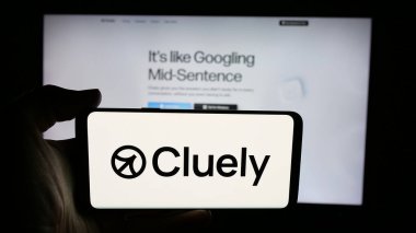 Stuttgart, Almanya - 08-22-2025: Web sayfasının önünde US AI yardımcı şirketi Cluely Inc. 'in logosunun bulunduğu cep telefonu sahibi kişi. Telefon ekranına odaklan.