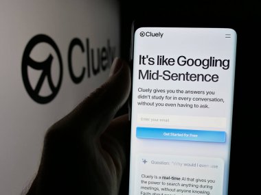 Stuttgart, Almanya - 08-22-2025: ABD 'li AI yardımcı şirketi Cluely Inc.' in web sayfası ile akıllı telefon sahibi kişi logonun önünde ekranda. Telefon ekranının merkezine odaklan.