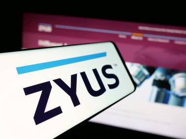 Stuttgart, Almanya - 08-22-2025: Kanadalı ZYUS Life Sciences Inc. şirketinin logosuna sahip akıllı telefon web sitesinin önünde ekranda. Telefon ekranının merkez soluna odaklan.