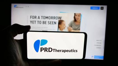 Stuttgart, Almanya - 08-22-2025: Biyoteknoloji şirketi PRD Therapeutics Inc. 'in logosunun bulunduğu cep telefonu web sayfasının önünde ekranda. Telefon ekranına odaklan.