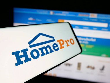 Stuttgart, Almanya - 08-25-2025: İnternet sitesinin önündeki ekranda Tayland ev geliştirme perakende şirketi HomePro 'nun logosuna sahip akıllı telefon. Telefon ekranının merkez soluna odaklan.