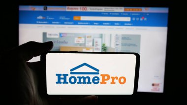 Stuttgart, Almanya - 08-25-2025: Üzerinde Tayland ev geliştirme perakende şirketi HomePro 'nun logosu bulunan cep telefonu web sayfası önünde ekranda. Telefon ekranına odaklan.