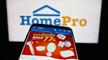 Stuttgart, Almanya - 08-25-2025: Tayland ev geliştirme perakende şirketi HomePro 'nun web sitesi bulunan cep telefonu logonun önünde ekranda. Telefon ekranının sol üst kısmına odaklan.