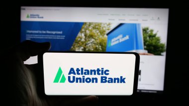 Stuttgart, Almanya - 08-25-2025: ABD 'li finans şirketi Atlantic Union Bank' ın logosunun bulunduğu cep telefonu web sayfası önünde ekranda. Telefon ekranına odaklan.