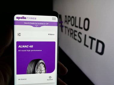 Stuttgart, Almanya - 08-25-2025: Hint lastik şirketi Apollo Lastik Limited 'in web sayfası ile cep telefonu tutan kişi logonun önünde ekranda. Telefon ekranının merkezine odaklan.