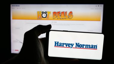 Stuttgart, Almanya - 08-25-2025: Avustralyalı perakende şirketi Harvey Norman 'ın logosunun bulunduğu cep telefonu web sayfasının önünde ekranda. Telefon ekranına odaklan.