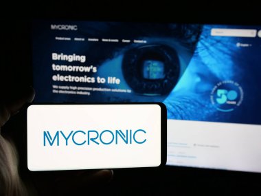 Stuttgart, Almanya - 08-25-2025: İsveçli elektronik şirketi Mycronic AB 'nin logosunu taşıyan kişi web sitesinin önünde ekranda. Telefon ekranına odaklan.