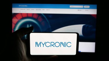 Stuttgart, Almanya - 08-25-2025: İsveçli elektronik şirketi Mycronic AB 'nin logosunun bulunduğu cep telefonu web sayfası önünde ekranda. Telefon ekranına odaklan.