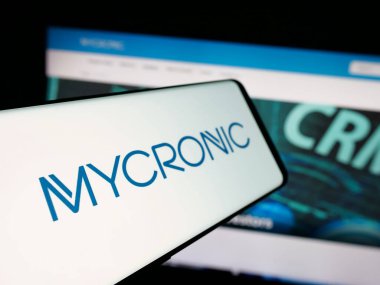 Stuttgart, Almanya - 08-25-2025: İsveçli elektronik şirketi Mycronic AB 'nin logosuna sahip akıllı telefon web sitesinin önünde ekranda. Telefon ekranının merkez soluna odaklan.