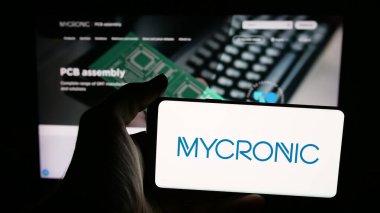 Stuttgart, Almanya - 08-25-2025: İsveçli elektronik şirketi Mycronic AB 'nin logosunun bulunduğu cep telefonu web sayfası önünde ekranda. Telefon ekranına odaklan.