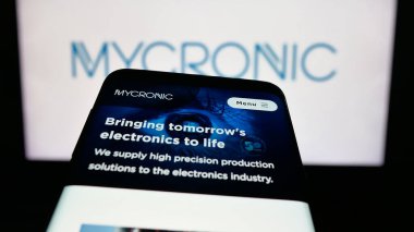 Stuttgart, Almanya - 08-25-2025: İsveçli elektronik şirketi Mycronic AB 'nin web sitesiyle birlikte cep telefonu logonun önünde ekranda. Telefon ekranının sol üst kısmına odaklan.