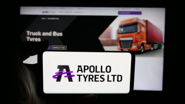 Stuttgart, Almanya - 08-25-2025: Hint lastik şirketi Apollo Lastik Limited 'in logosunun bulunduğu cep telefonu web sayfası önünde ekranda. Telefon ekranına odaklan.