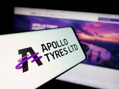 Stuttgart, Almanya - 08-25-2025: Hint lastik şirketi Apollo Lastik Limited 'in logosuna sahip akıllı telefon web sitesinin önünde ekranda. Telefon ekranının merkez soluna odaklan.