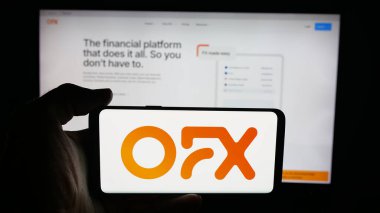 Stuttgart, Almanya - 09-25-2025: Avustralyalı fintech şirketi OFX Limited 'in logosunun bulunduğu cep telefonu web sayfası önünde ekranda. Telefon ekranına odaklan.