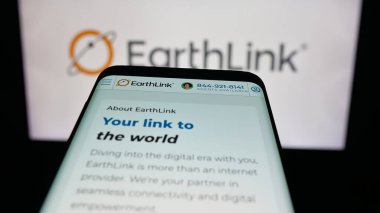 Stuttgart, Almanya - 09-25-2025: ABD 'li internet hizmet şirketi EarthLink LLLC' nin web sitesiyle birlikte cep telefonu logonun önünde ekranda. Telefon ekranının sol üst kısmına odaklan.