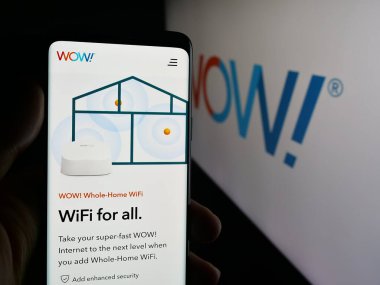Stuttgart, Almanya - 09-25-2025: ABD 'li kablo şirketi WideOpenWest Inc.' in web sayfası ile cep telefonu tutan kişi logonun önünde ekranda. (WOW) Telefon ekranının merkezine odaklan.