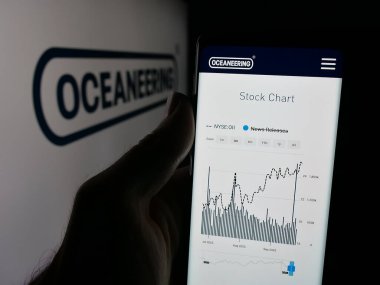 Stuttgart, Almanya - 09-25-2025: Oceaneering International Services Inc. 'in web sayfası ile akıllı telefonu olan kişi logonun önünde ekranda. Telefon ekranının merkezine odaklan.